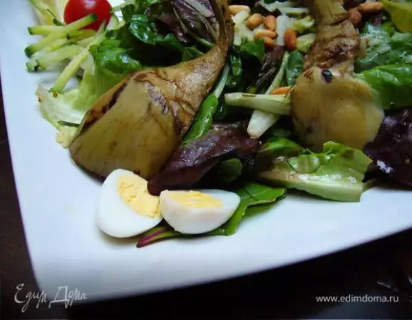 теплый салат с артишоками гриль перепелиными яйцами и кедровыми орешками