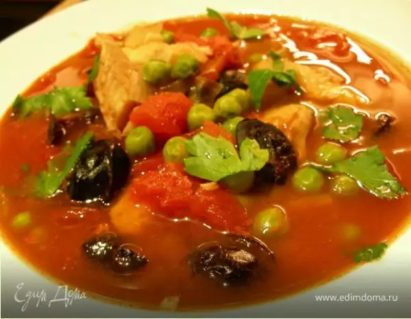 томатный суп с белой рыбой зеленым горошком и маслинами