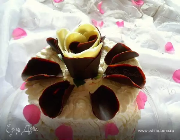 торт к годовщине свадьбы с лепестками шоколадных роз с малиновым и манговым кремами