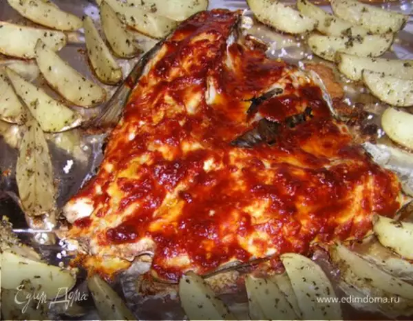 запеченный толстолобик под томатным соусом с ароматным картофелем