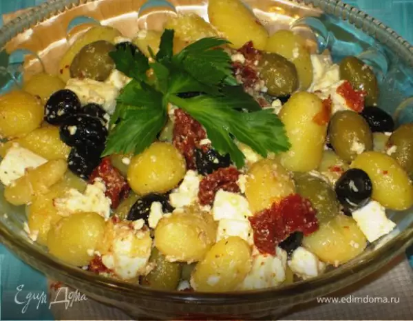 картофельный салат с оливками вялеными помидорами и фетой