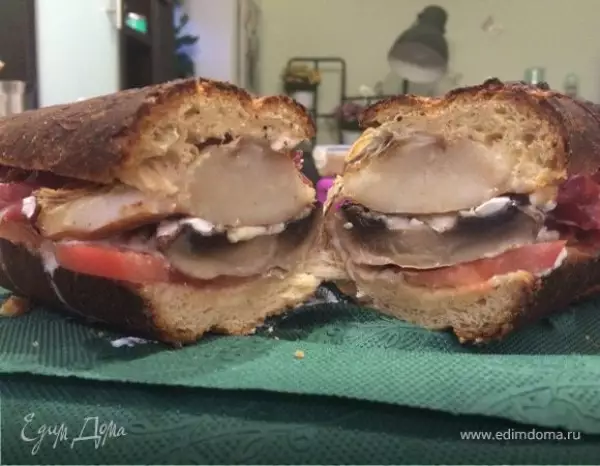 хрустящий сэндвич с грушами гриль и запеченными грибами