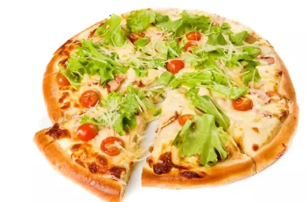 пицца цезарь с хрустящим тонким тестом и румяной сырной корочкой