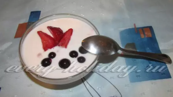 клубничный йогурт в мультиварке redmond