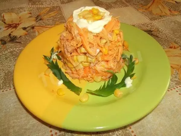 Салат рыжик с корейской морковью. Салат Рыжик с морковью и кукурузой. Салат Рыжик с морковью и сыром и чесноком и яйцом. Слоеный салат с рыжиками.