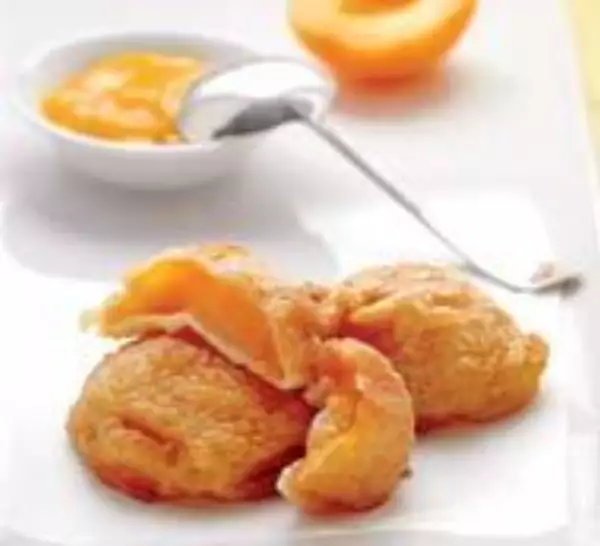 оладьи из абрикосов с соусом из манго с корицей