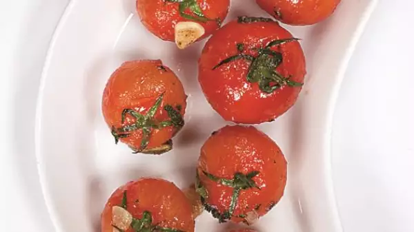 помидоры черри обжаренные с шалфеем и чесноком