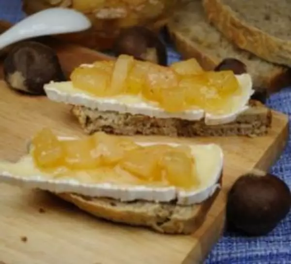 грушевое варенье с сыром камамбер и каштановым хлебом
