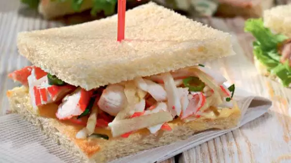 классический сэндвич с крабовыми палочками