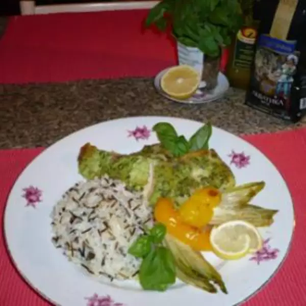 рыба запеченная в творожно базиликовом соусе с рисом и овощами