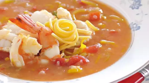 изысканный рыбный суп с креветками омаром и лапшой