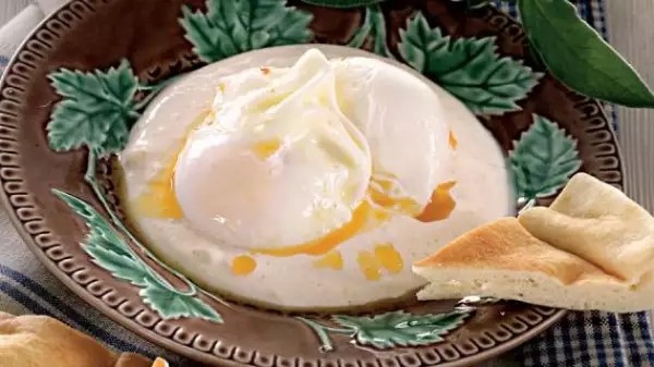 яйца пашот по турецки с йогуртом и шалфейным маслом