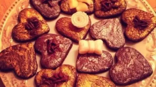 романтическое шоколадное печенье с золотым напылением