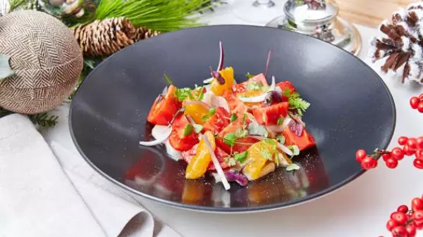 салат с подкопченным палтусом мандаринами красным крымским луком и листьями кинзы