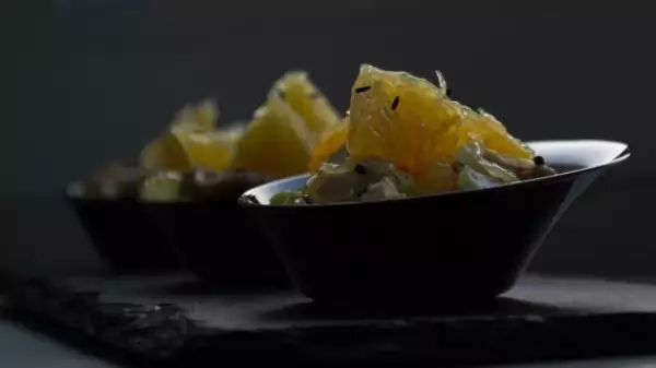 салат с запеченным куриным филе сегментами апельсина сельдереем в ореховом соусе