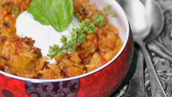 кабачок с рисом и йогуртовым соусом по турецки