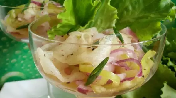 необычный салат из дыни лука и зеленого перца