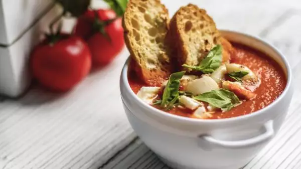 томатный суп пюре с протертыми овощами кальмарами и хрустящей чиабаттой