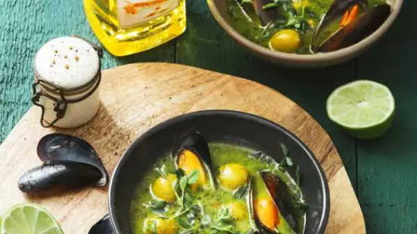 зеленый суп из шпината с мидиями в вермуте и оливками