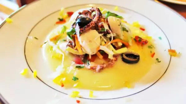 салат из осьминога с картофельным крем супом и белым сельдереем