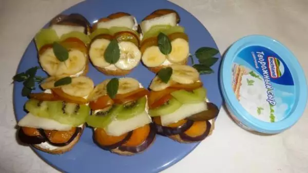 бутерброды с творожным сыром и фруктовым ассорти