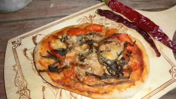пицца с тунцом с морской капустой и пармезаном