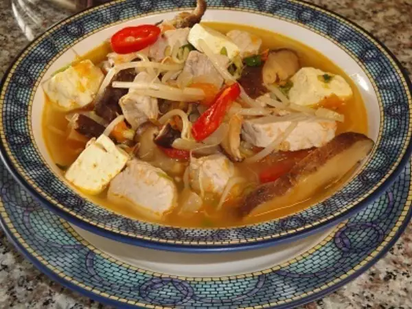 тайский рыбный суп с тофу и грибами