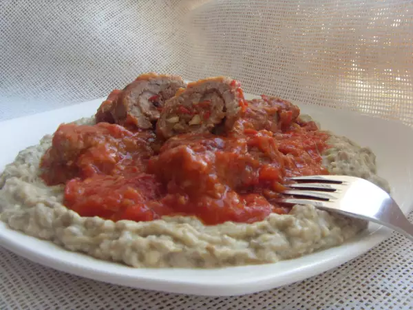 соус бегенди пюре из баклажанов с мясными рулетиками в томатном соусе