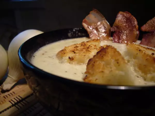 луково чесночный крем суп с чесночными гренками и беконом