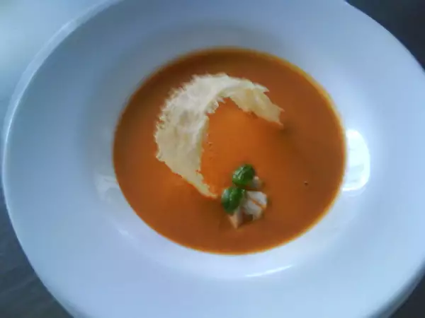томатный суп пюре с курицей и сырным чипсом