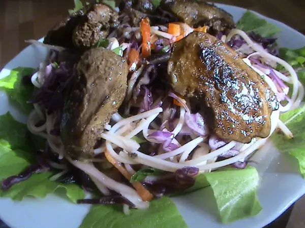 салат с куриной печенью и заправкой в азиатском стиле