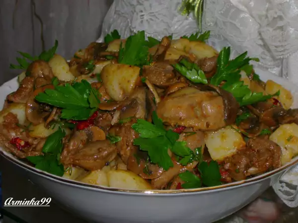 теплый салат из куриных желудков с картофелем и грибами