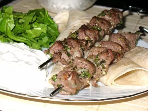кебаб с молодым шпинатом и турецкими лепёшками dürüm