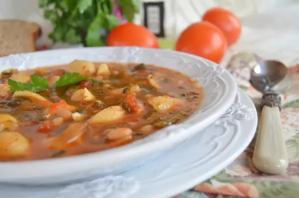 густой томатный суп с фасолью шпинатом и пастой