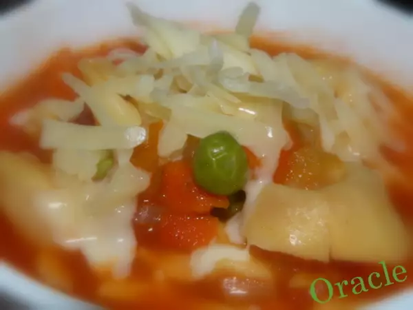 сырные тортеллини с томатно овощным бульоном