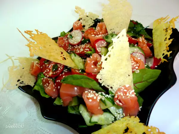 салат с подкопченой форелью овощами кунжутом и пармезановыми чипсами