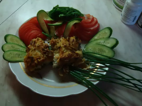 рыба в кольчуге с салатом из овощей