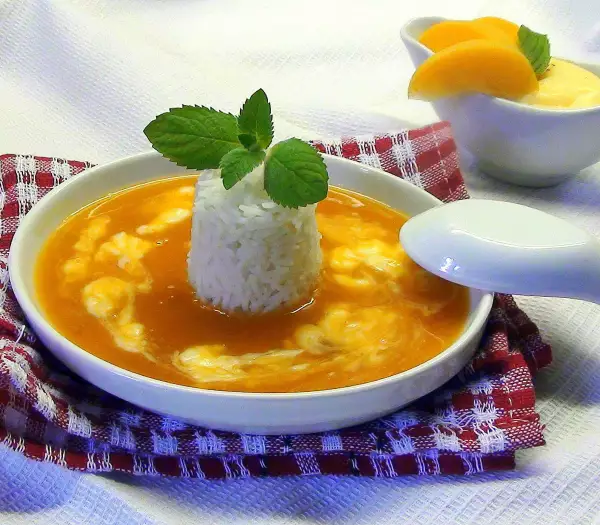 фруктовый суп пюре с заварным соусом и рисом