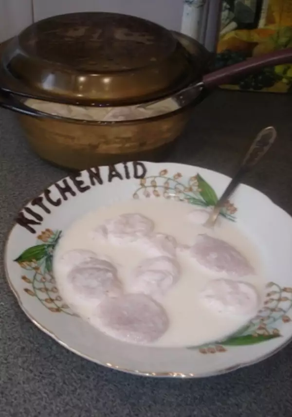 молочный сладкий суп с клубничными клецками