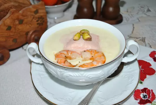 крем суп из пастернака с томатно сливочным мороженым и креветками