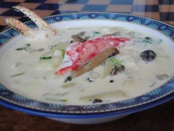 крем суп с мясом королевского краба придворными гребешками и грибами пиоппини