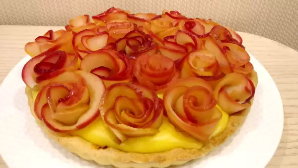 пирог шедевр с розами из яблок и кремом на слоеном тесте