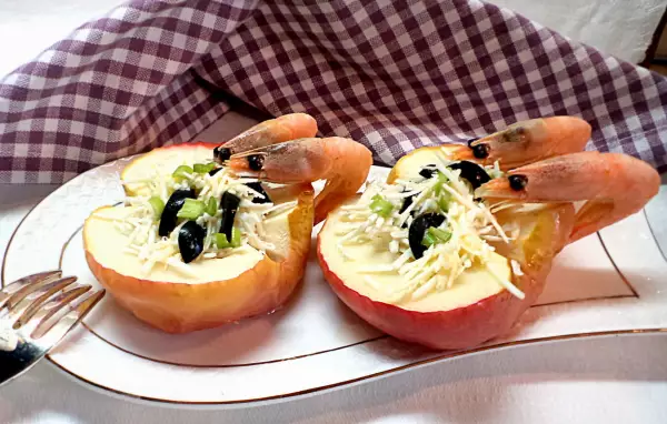 пикантная закуска печеные яблоки фаршированные салатом с маслинами и креветками