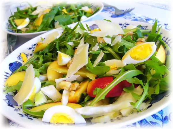 салат из руколы с нектаринами фенхелем и перепелиными яйцами