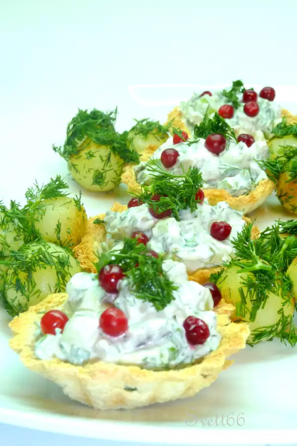 хлебные корзиночки с финским селедочным салатом и картофельными шариками на гарнир