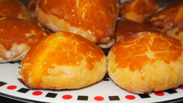оранжевые пирожки с творогом на томатном соке