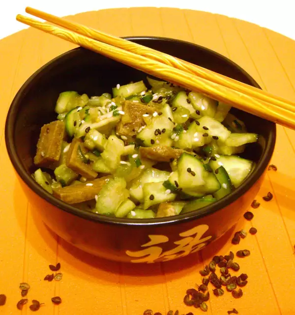 легкий салатик из огурцов с овощами и жареным тофу