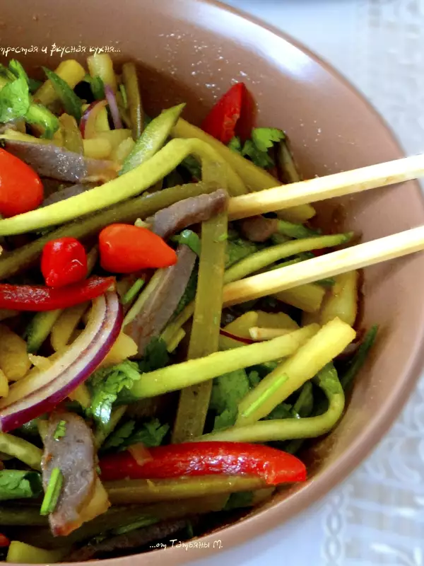 азиатский салат с овощами и утиными желудками