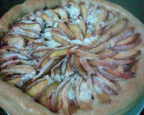 постный фруктовый пирог из дрожжевого теста с нектаринами