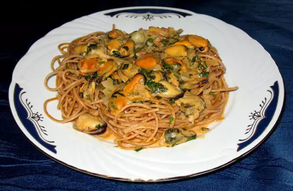 спагетти из цельного зерна с мидиями